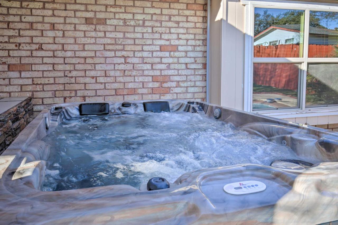 San Antonio Oasis With Hot Tub, Pool And Outdoor Bar! Villa Kültér fotó